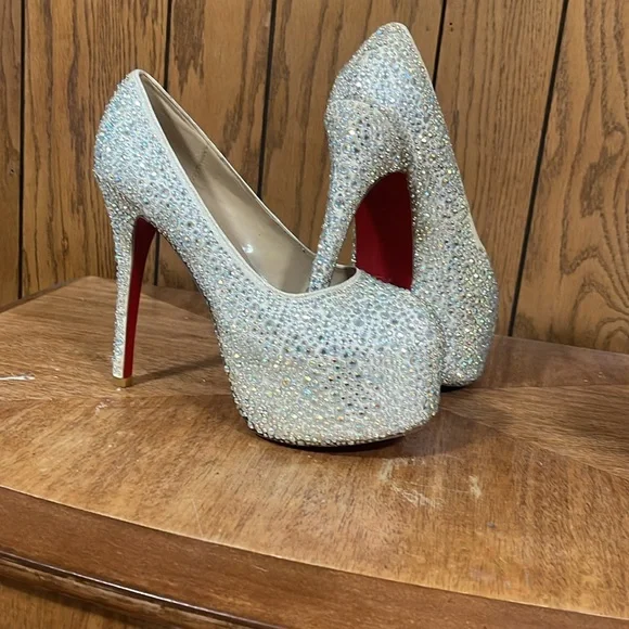 Christian Louboutin Embellished Daffodil Pumps Made in Italy-Size 39 ... - Picture 3 of 15